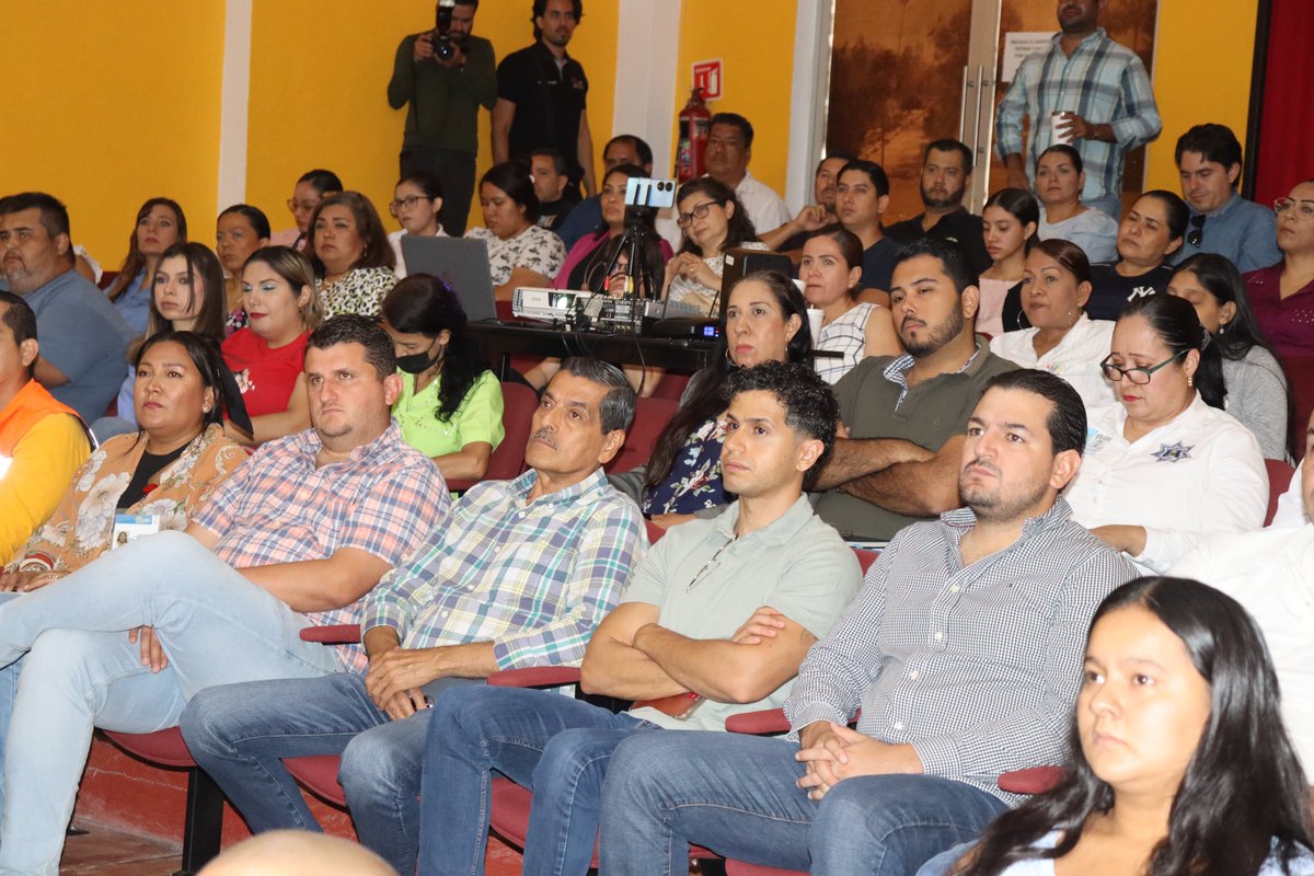 Infocol llevó a cabo una capacitación en materia de Protección de Datos Personales a servidores públicos del H. Ayuntamiento de Colima. Estuvieron presentes la Comisionada Presidenta del Infocol Paulina Urzúa y el Secretario de Ayuntamiento Francisco Ánzar.
#transparenciacolima