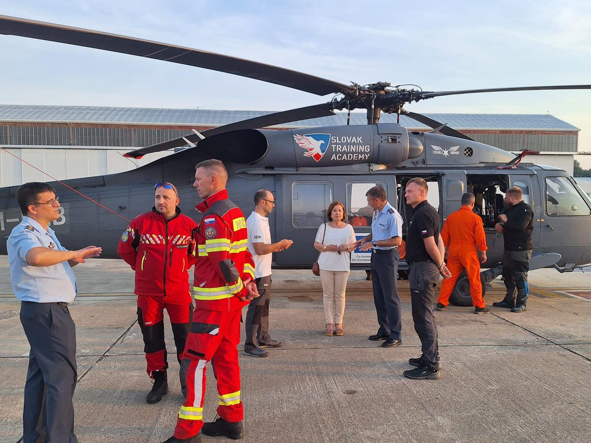 interiorgob's tweet image. 🚁 Dos helicópteros #BlackHawk han llegado hoy a la base aérea de #Matacán #Salamanca para participar en el dispositivo de extinción de incendios.

🤝 Aportadas por Eslovaquia y República Checa a través del @eu_echo, activado por @interiorgob.