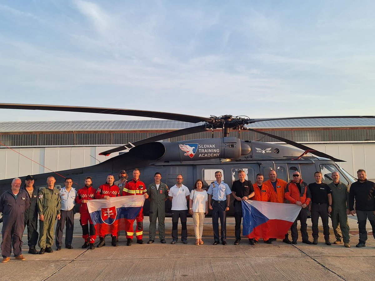 interiorgob's tweet image. 🚁 Dos helicópteros #BlackHawk han llegado hoy a la base aérea de #Matacán #Salamanca para participar en el dispositivo de extinción de incendios.

🤝 Aportadas por Eslovaquia y República Checa a través del @eu_echo, activado por @interiorgob.