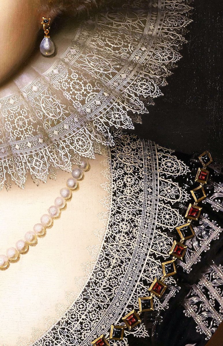 I love clothing details..