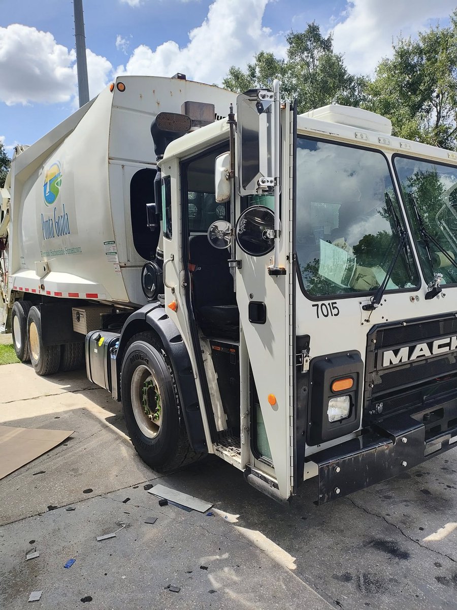 MarksAirInc's tweet photo. Here's Steve making sure this Punta Gorda Sanitation truck stays cool and clean. From the cab ceiling to to the dash, every detail matters when it comes to keeping our customers safe, comfortable, and ready to serve the community.
#marksair #KeepingYouCool #coolandfair #staycool https://t.co/4GpY5BHuHz