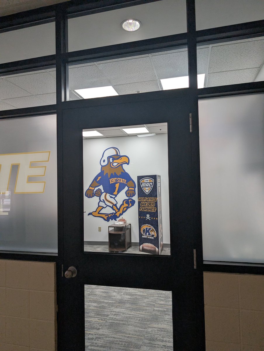 Peeping through the door to the football offices and some 🔥🔥🔥 in there! ⚡⚡⚡ #FlashFever