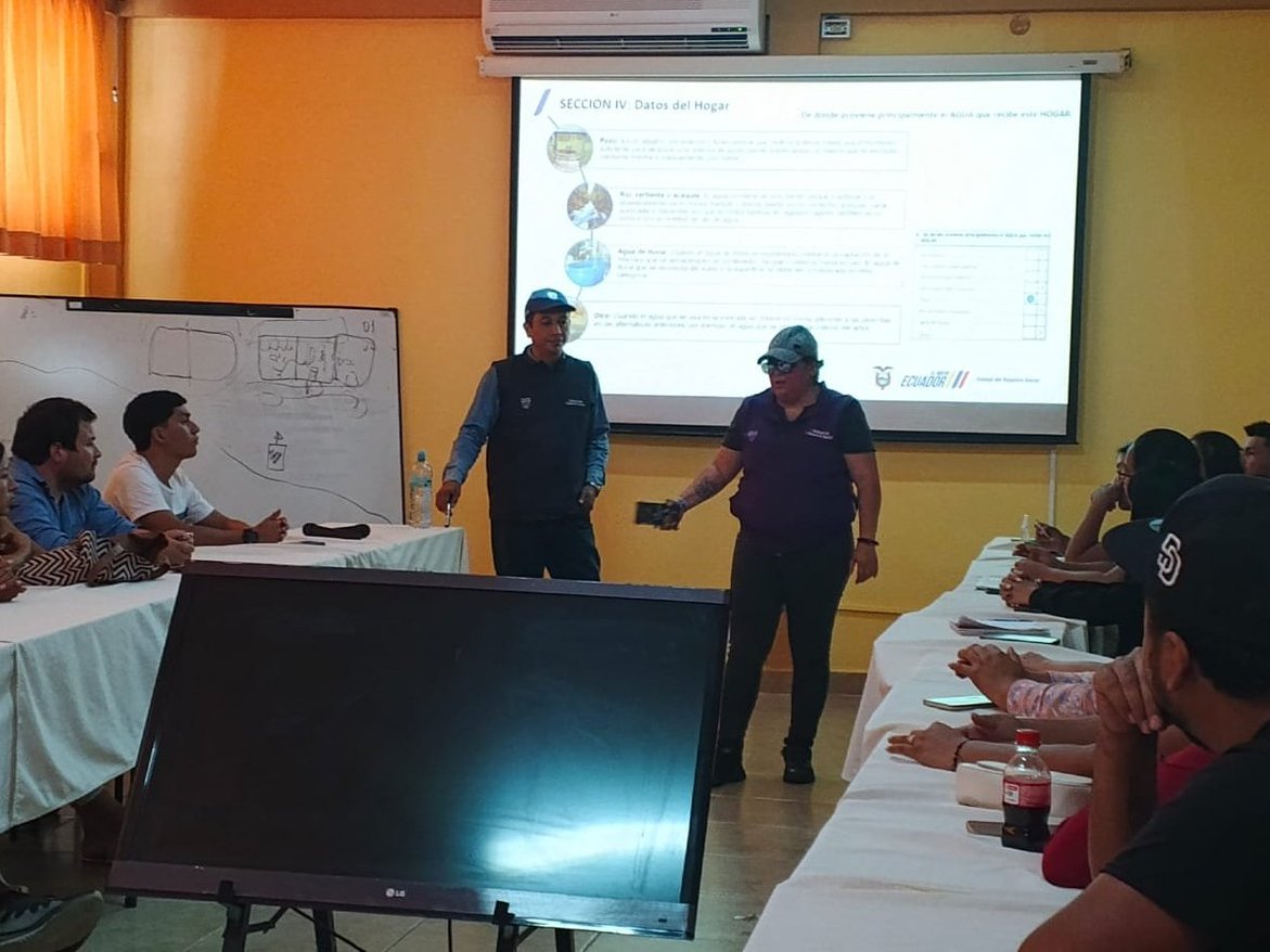 ¡El #Operativo2025 avanza en la #Amazonía!

En #Tena, nuestro equipo técnico acompaña y supervisa durante el proceso de socialización que realizan los encuestadores de la Circunscripción 1–Amazonía.

🔄 Además, reforzamos conocimientos con una reinducción al personal en