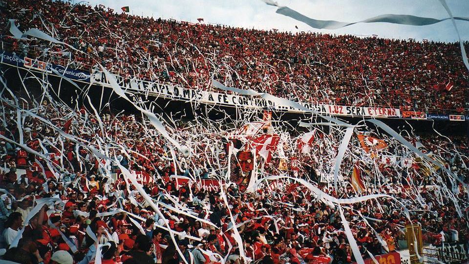 rafa_mota_04's tweet photo. Despedida do antigo Estádio da Luz: "Cai um templo mas a fé continua". (2003) https://t.co/X7nHepibEr
