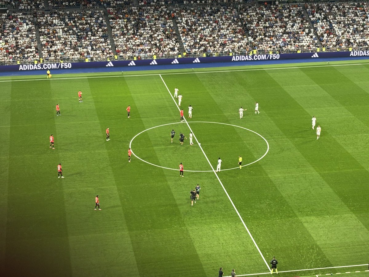 Referee Adrián Cordero having to tell the cameramen to get off so Real Madrid can kick-off. Very La Liga.