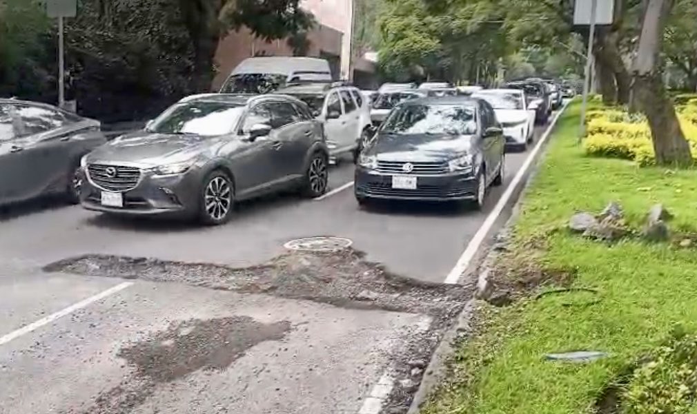 ⁦<a href="/ClaraBrugadaM/">Clara Brugada Molina</a>⁩ ⁦<a href="/SOBSECDMX/">Secretaría de Obras y Servicios CDMX</a>⁩, Atenta y Urgente, Vecinos de Lomas de Reforma solicitamos REPARAR esta ZANJA en AV REFORMA frente al #2540, hay VARIOS ACCIDENTES y caos Vial, perjudica a muchos vehículos que bajan por la Avenida.GRACIAS