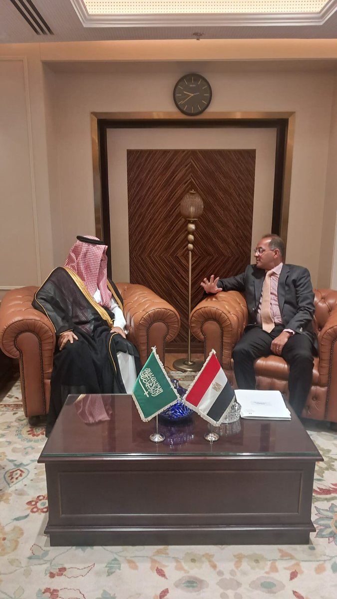 التقى سفير خادم الحرمين الشريفين لدى جمهورية مصر العربية، صالح بن عيد الحصيني، اليوم، بمعالي وزير المالية الدكتور أحمد كوجك، وذلك في مقر وزارة المالية بالعاصمة الإدارية .
وجرى خلال اللقاء استعراض أوجه التعاون الثنائي بين المملكة العربية السعودية وجمهورية مصر العربية في المجالات