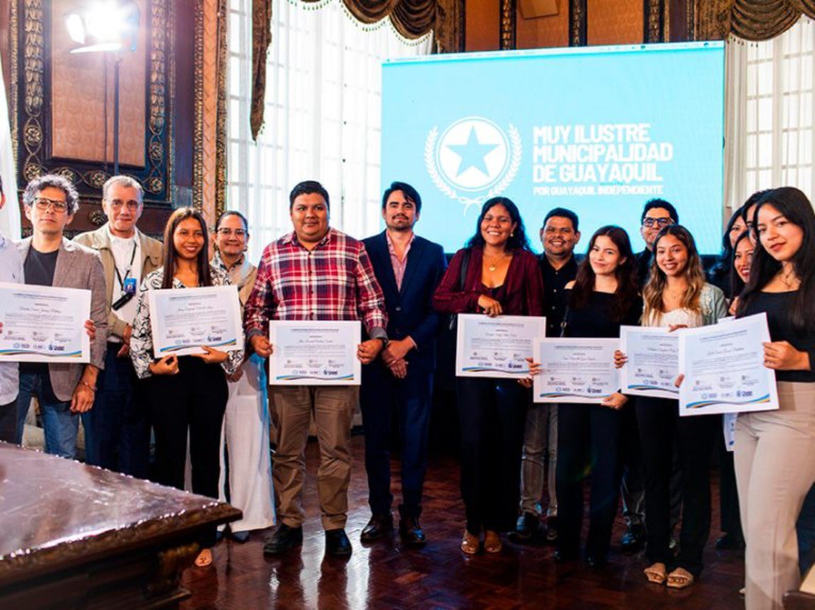 aquilesalvarez's tweet photo. RESCATANDO LA MEMORIA DEL CENTRO

El plan “Tu centro, el barrio de todos” avanza con pasos firmes. Levantamos información urbanística en 92 manzanas y 689 predios del casco central. El estudio, realizado junto a estudiantes de la ESPOL, permitirá recuperar el patrimonio, impulsar la economía y mejorar la calidad de vida.

Preservar el pasado es construir el futuro.
#ConstruyendoLaCiudadDeTodos
