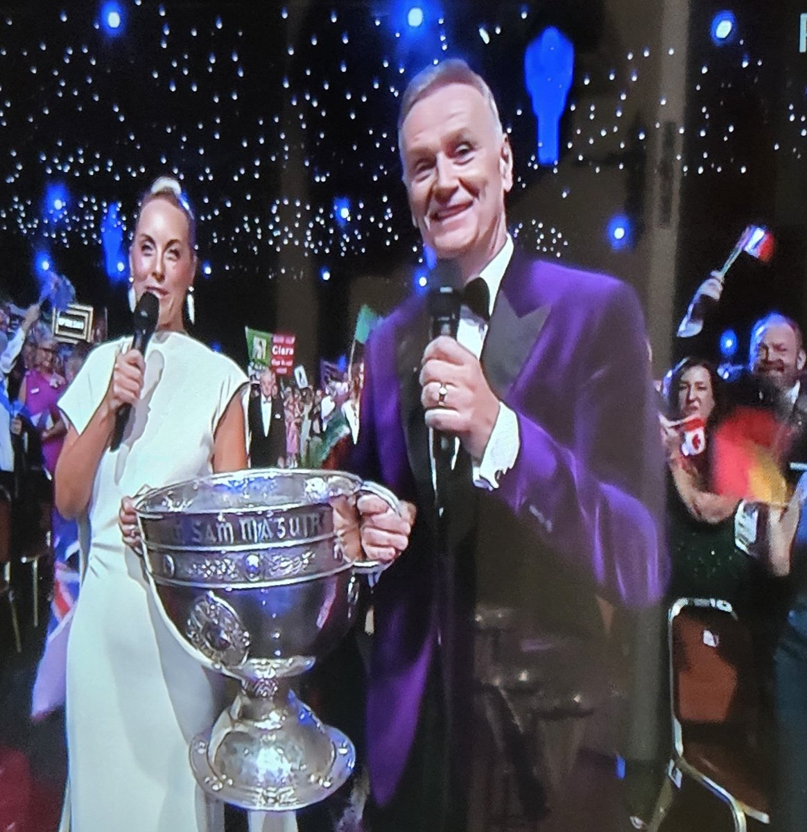 Dorcha ar maidin i gCorcaigh agus braonacha báistí ag titim(dark and drops of rain falling in Cork this morning).Mo pháirtí siúil an cat ag coimeád súil géar orm(my walking buddy 🐈 keeping a close eye).
Sam agus an 🌹i dTrálí
#300DaysofGaeilge 
#300daysofwalking 
#GaéilgeGachLa