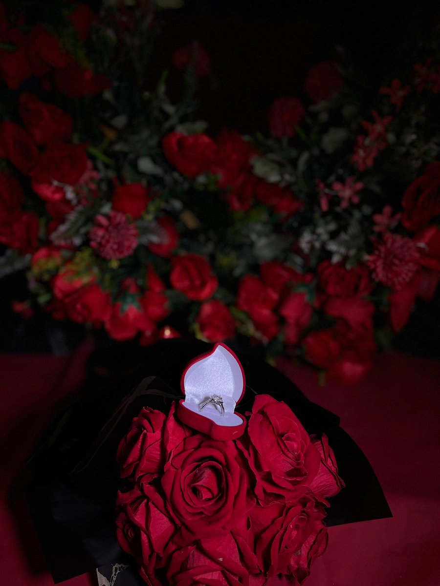 Nahzzyfine's tweet image. And it turned out absolutely beautiful!🤭❤️

Congratulations to the latest couple🥹❤️

For your events and video coverage, feel free to reach out to us via Instagram at Chi.Obi or here on X @Nahzzyfine 

#LoveStoryUnfolds #CaptureTheMoment #PerfectProposal