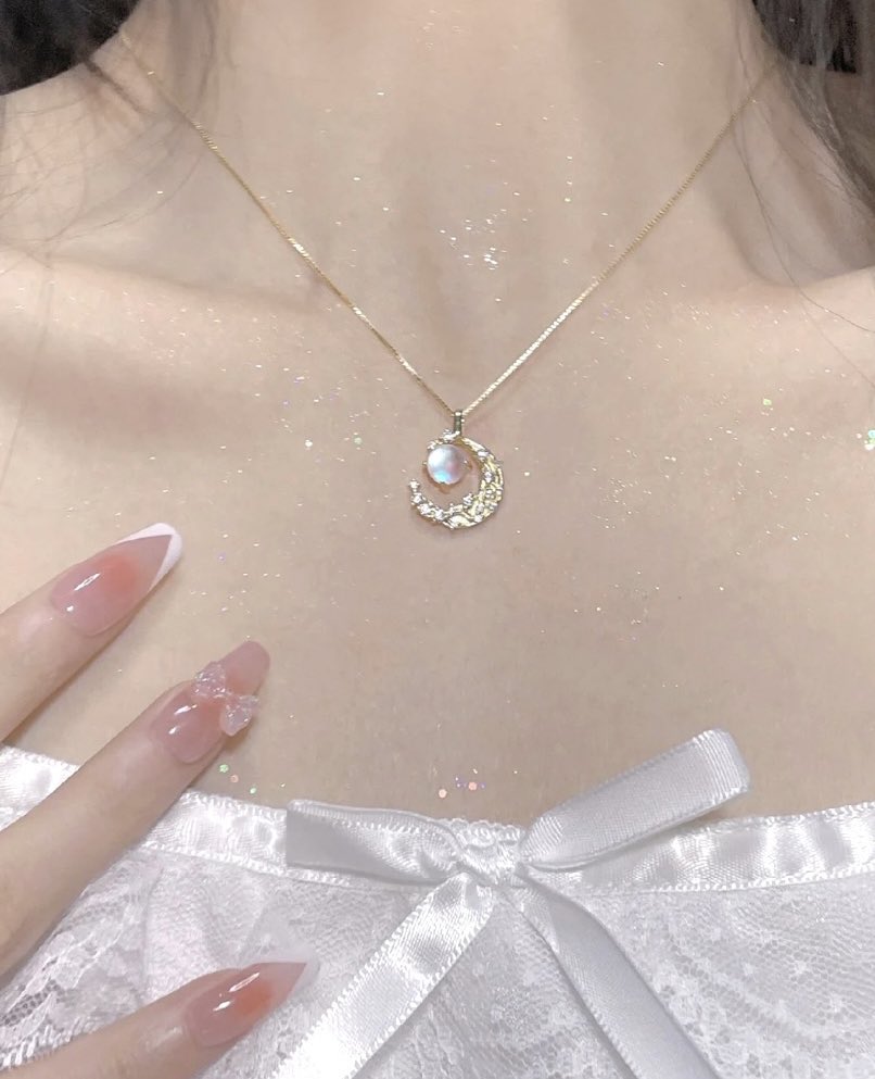 the prettiest moon necklace