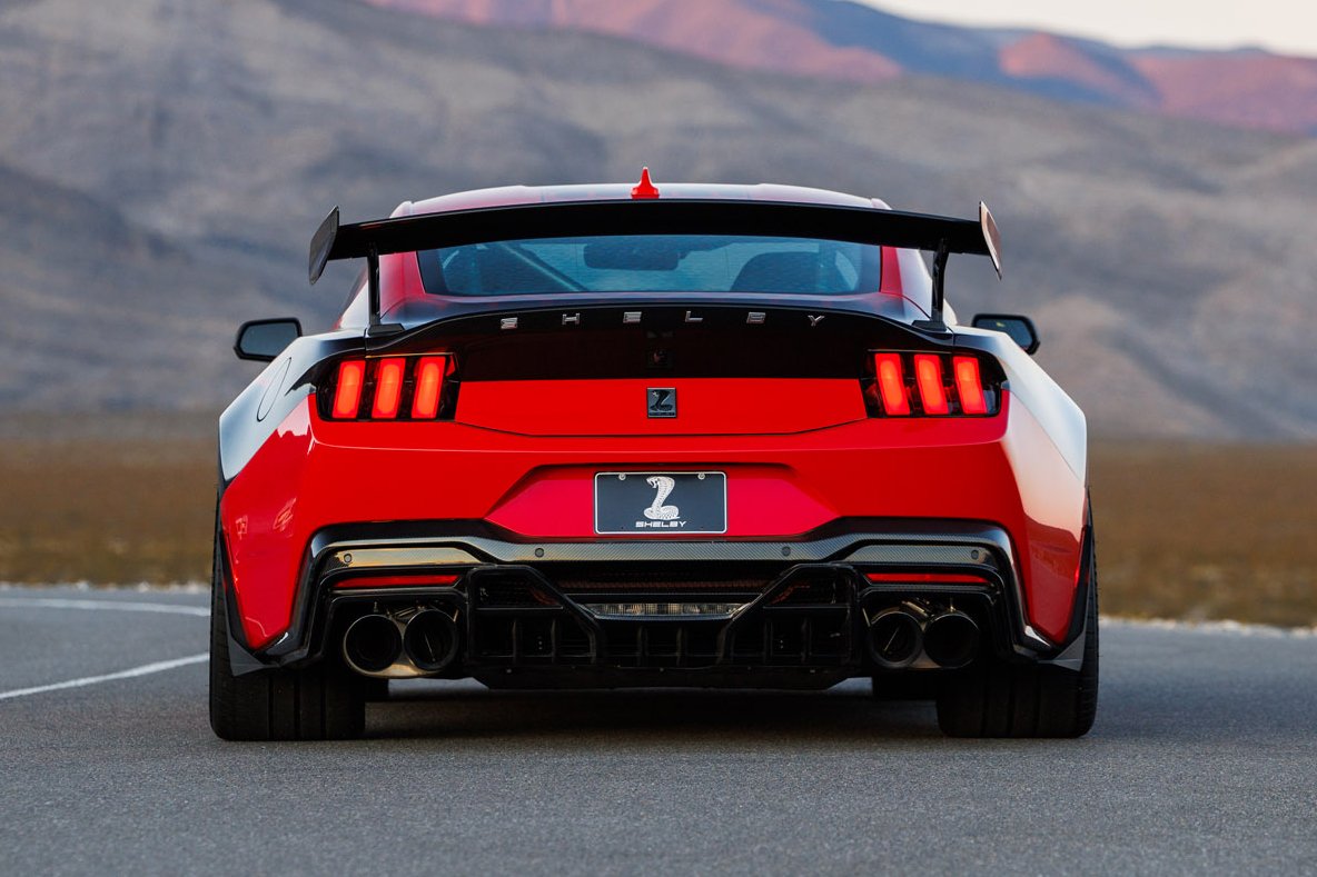 Earlsimxx's tweet photo. The new 2026 Shelby Mustang Super Snake R with 850hp+. Based on new Mustang Dark Horse and fitted with a supercharger, suspension tuning and more

Price: $224,995 https://t.co/SrvY9VH0Zy