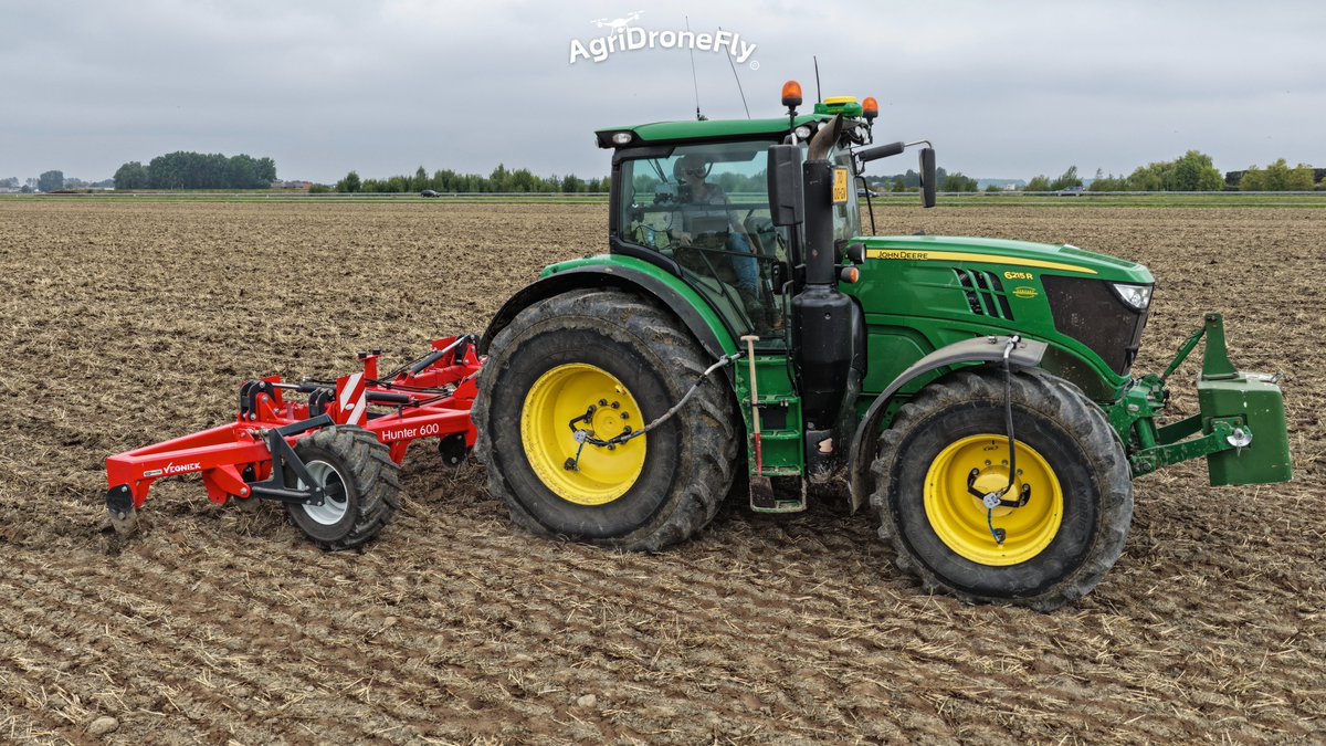 agridronefly's tweet photo. Partnership Timmermans sowing green manure with their John Deere 6R 215 on Soucy Tracks and Kuhn seed drill. First, the John Deere 6215R loosens the soil with the Vegniek Hunter 600 https://t.co/5tqe7dutkz