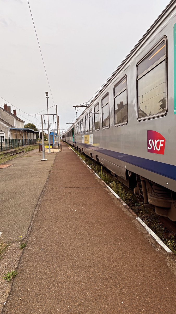CdbCdvl's tweet photo. Après 3 mois sans avoir assurer un corail @RemiTrain. 
Me revoici sur les rails d’un omnibus entre Orléans et Paris Austerlitz
Un plaisir de rouler encore sur ce matériel qui est en voie d’extinction. https://t.co/r0TJkfExXc