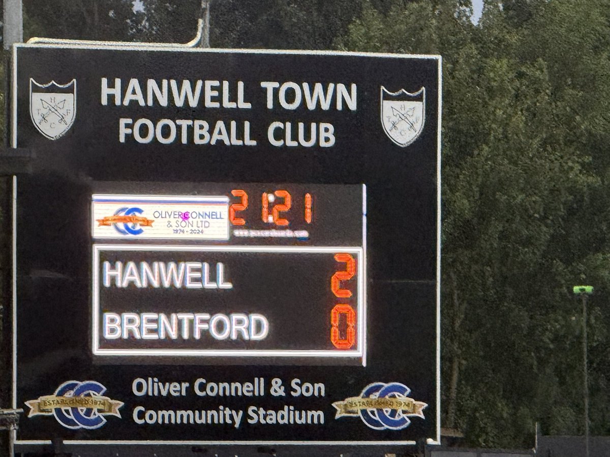 Scenes <a href="/hanwelltownfc/">Hanwell Town (Toon) FC</a> who are 2:0 up v <a href="/BrentfordFC/">Brentford FC</a> B. New £43m signing Outtara on the 🐝 bench