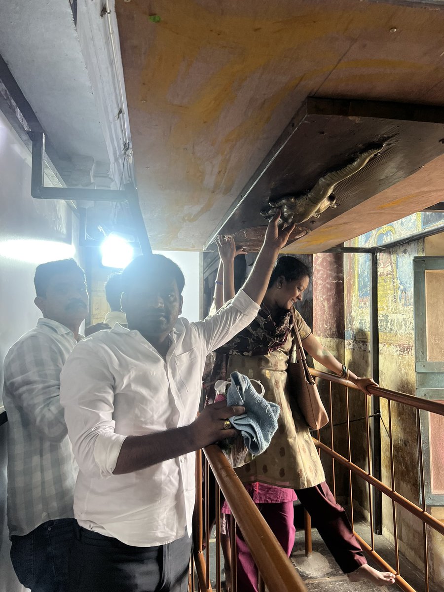 VijayJADAV6464's tweet photo. Visited కంచి బంగారు బల్లి in  Kanchi, Hindu temple in Kanchipuram, Tamilnadu with Rajshaker Reddy Anna and Ramesh Babu sir https://t.co/6wN19zo4NR