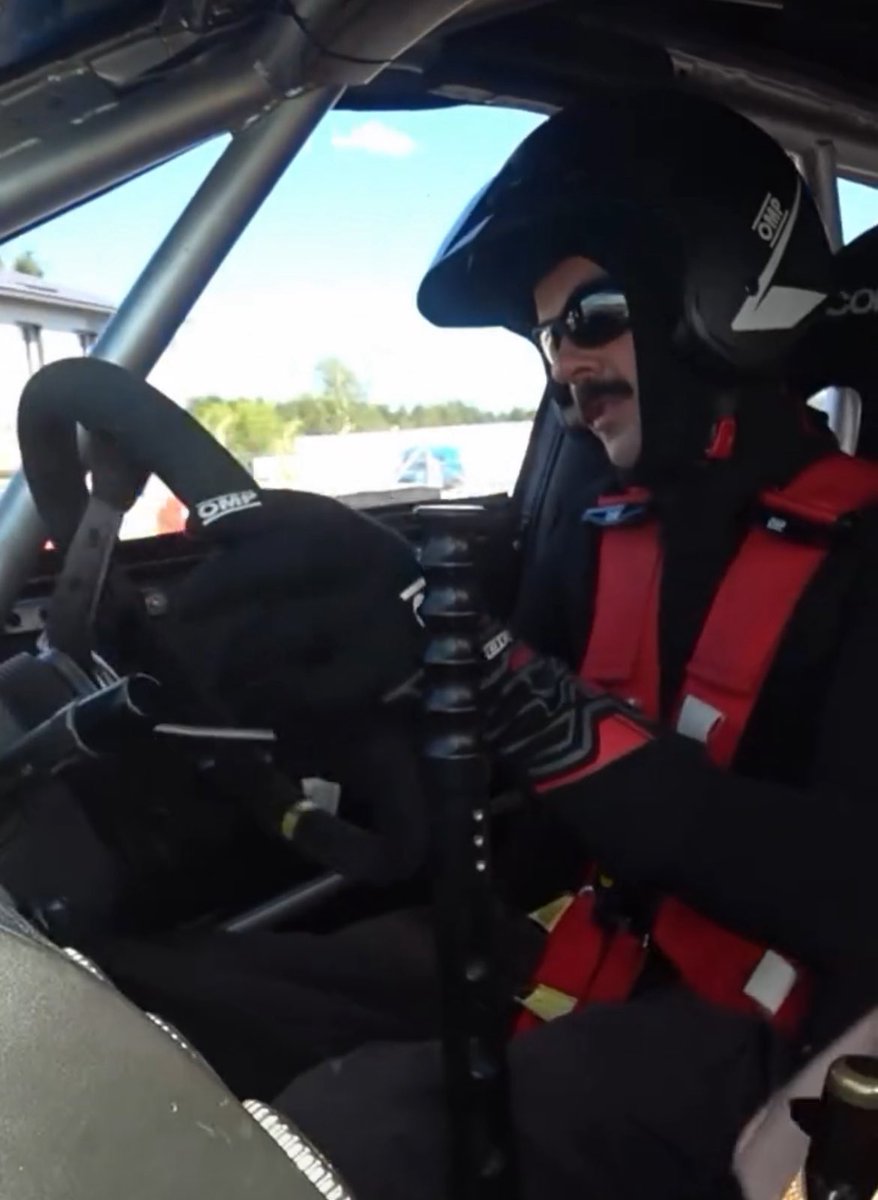 Ваня щас такой на стриме: видели, что Антоха выложил? Это я монтировал. Вот Антон сел рядом со мной, и мы сидели творили. Так легенды и создаются