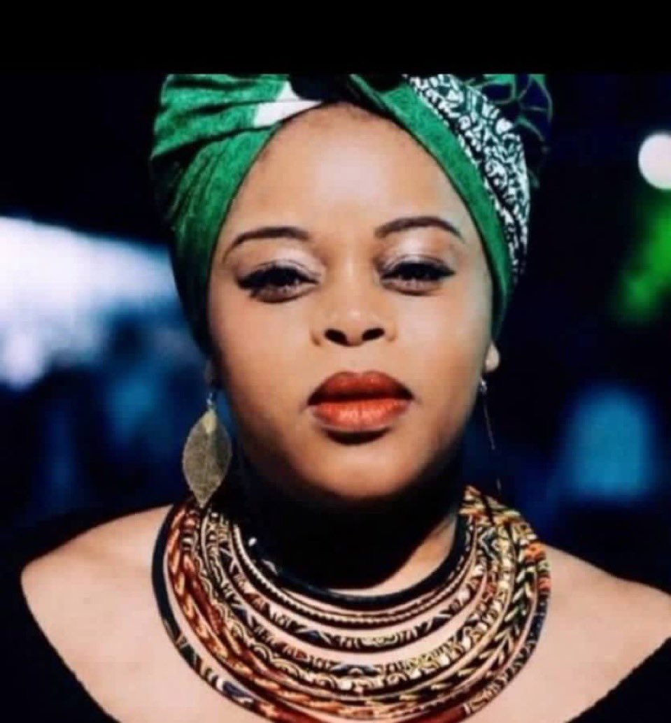 JCMaswana's tweet image. C’est avec une profonde tristesse que nous apprenons le décès de notre sœur Youyou Muntu Mosi, infatigable combattante pour la liberté #RDC. Guerrière d’un courage et d’une constance exemplaires au sein de la diaspora , ton engagement pour la démocratie et la souveraineté ne…