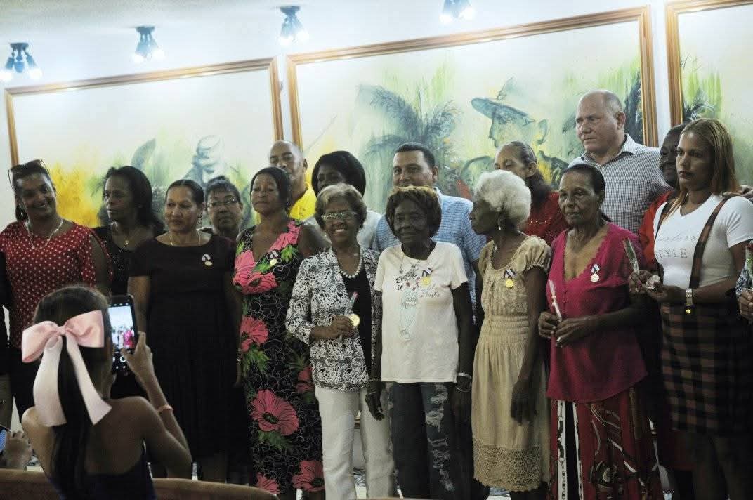 En la mañana de hoy, durante el acto de condecoraciones celebrado en la Plaza de la Revolución Mariana Grajales, recibieron la Distinción 23 de Agosto y el Sello 65 Aniversario, varias féminas destacadas, instituciones, organizaciones de base y personalidades guantanameras.