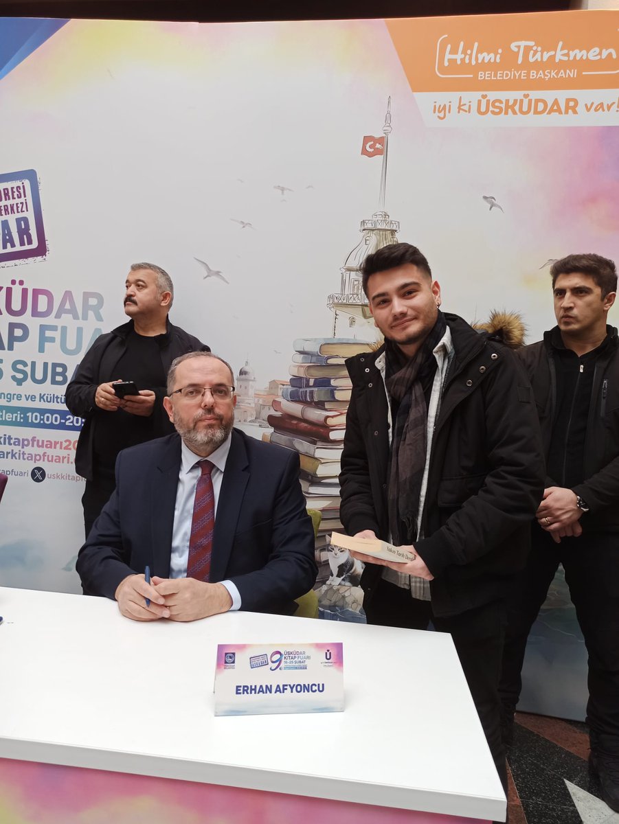 - Türkçü
- İslamcı
- Muhafazakar
- Homofobik
-  Nüfusa dikkat çeker
- Türkiyeli kavramını kabul etmez
- Çözüm sürecine karşı
- Atatürk'e saygısı olmayanı msü`ye almaz.
- sokak itlerini uyutmak ister
- operasyon hesaplarını kapattırır.

Anadolu`nun has paşası Erhan Afyoncu...