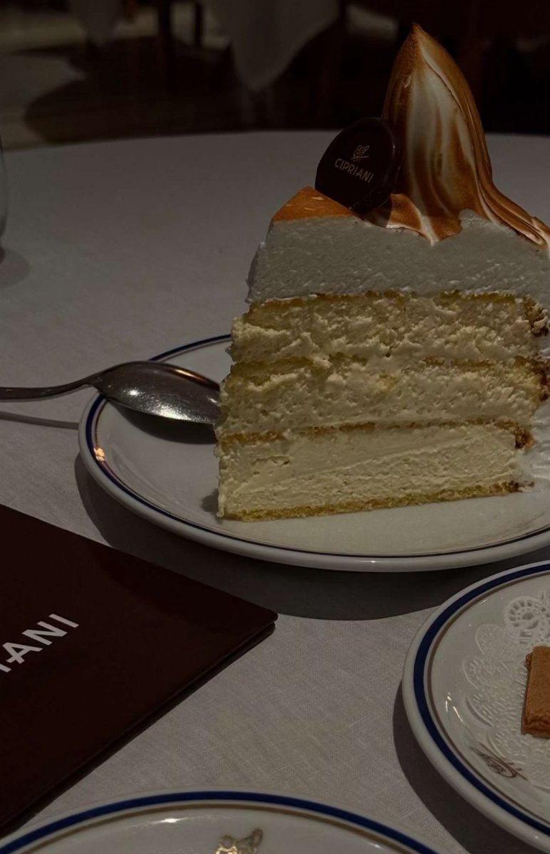 صاير هدوئي ما يفسّر شعوري،
ساكت، وقلبي فيه مليون كلمة

.