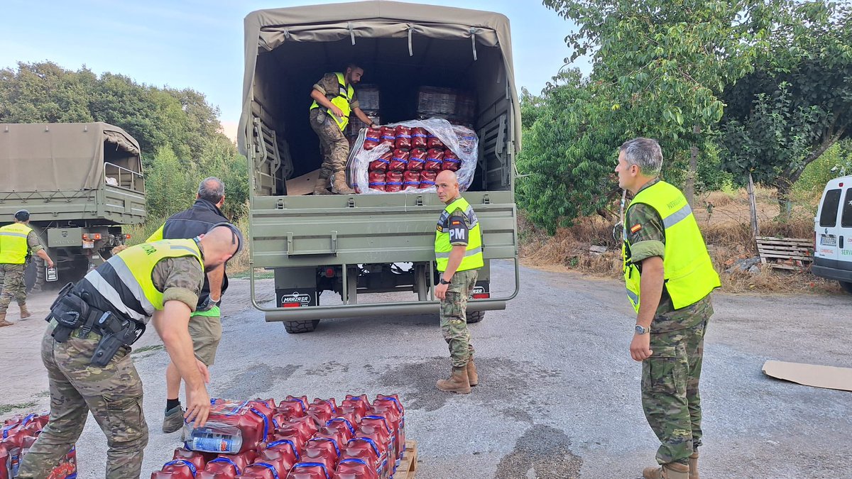 DelegGobGAL's tweet photo. @AEMET_Galicia @AEMET_Esp @112Galicia @interiorgob @blancolobeiras @desdelamoncloa @UMEgob @EjercitoTierra @mitecogob @proteccioncivil @guardiacivil @policia @lalosantos1964 @concello_trives @LaHoraTVE @Defensagob 💧 A Brilat do @EjercitoTierra leva hoxe 8.000 litros de auga a #Trives para garantir o subministro.

👉Un exemplo máis de colaboración e compromiso coas zonas afectadas polos lumes.

#IFGalicia https://t.co/ADG9RLjoBG