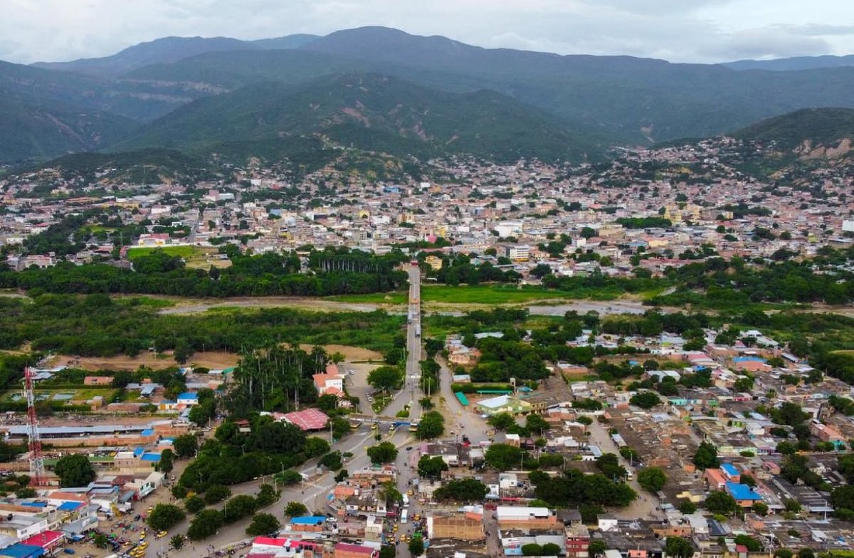 juancbocanegra's tweet photo. Hace 10 años el régimen de Maduro cerró la frontera y expulsó a miles de colombianos. Desde entonces, #Cúcuta y Norte de Santander han vivido pobreza, migración forzada e inseguridad. La frontera merece dignidad y no ser rehén de políticas tomadas lejos de nuestra región y realidad. 
#10AñosDelCierreFronterizo