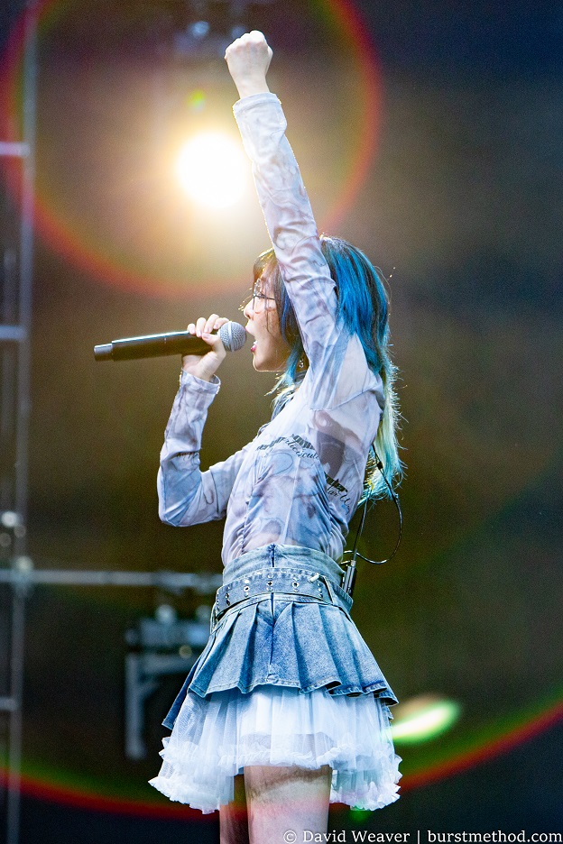 burstmethod's tweet photo. "Daylight are you there?
I knew you once before
But the devil in my head has taken over me
Oh, I need your warm embrace to melt my weeping heart
Craving for tomorrow
For a painless day to come"

Daylight by @mindaryn_ 

@otakon #mindaryn #otakon2025 #anisong  #concertpics