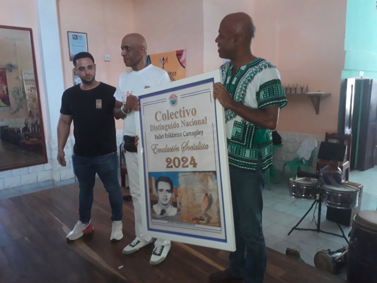 Leonardo Calderón Castro, Secretario del Sindicato de Trabajadores de la Cultura en Camagüey, entregó un reconocimiento al Ballet Folklórico de esta provincia como Colectivo Distinguido Nacional #PorCamagüeyTodo #CubaEsCultura #MiCamagüeyStreaming #SCProducciones