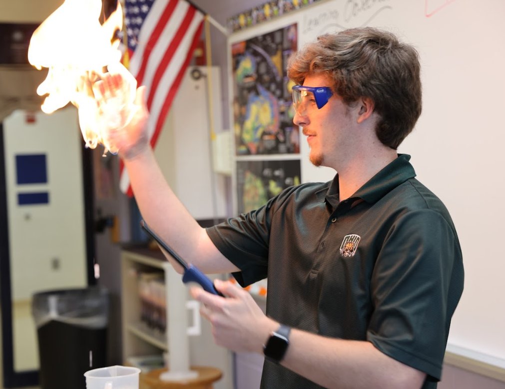 AdenaLocal's tweet image. Our high school science teacher, Mr. Lynch, is truly living out the ‘ignite’ part of our mission statement!