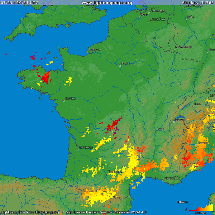 Meteovilles's tweet image. ⚡ Déjà plus de 11.000 éclairs en France ce mardi 19 août 2025. Ce soir, les #orages restent actifs dans le sud, notamment vers les #Pyrénées et au sud du #MassifCentral. Prudence cette nuit ! (via lightningmaps.org)
