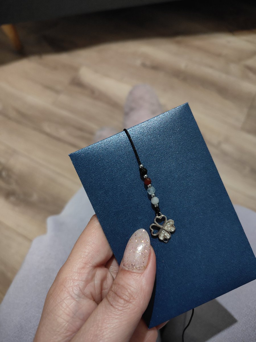 Tworzę indywidualne zamówienia Ta druga jest z wykorzystaniem koniczynki klientki z innej bransoletki 

Później pokarze efekt końcowy