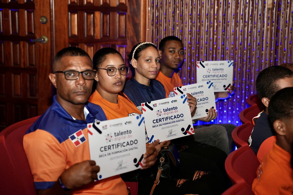 IndotelRD's tweet image. Hoy pusimos en marcha el proyecto Talento Digital para brindar a todos los dominicanos 30,000 becas totalmente gratuitas en formación tecnológica y de emprendimiento. 💻 

#INDOTELRD #TalentoDigital