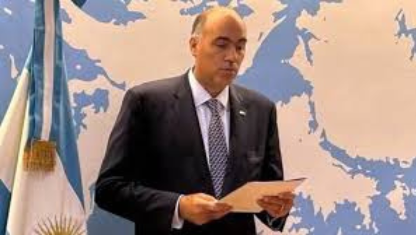 El embajador monárquico y rivadaviano
Por Horacio Micucci
¿Error o expresión de una política de sumisión nacional y disgregación territorial? El Doctor Micucci cuestiona al embajador argentino en España, Wenceslao Bunge Saravia, y su “¡Viva el rey!”
Nota: goo.su/achqBOL