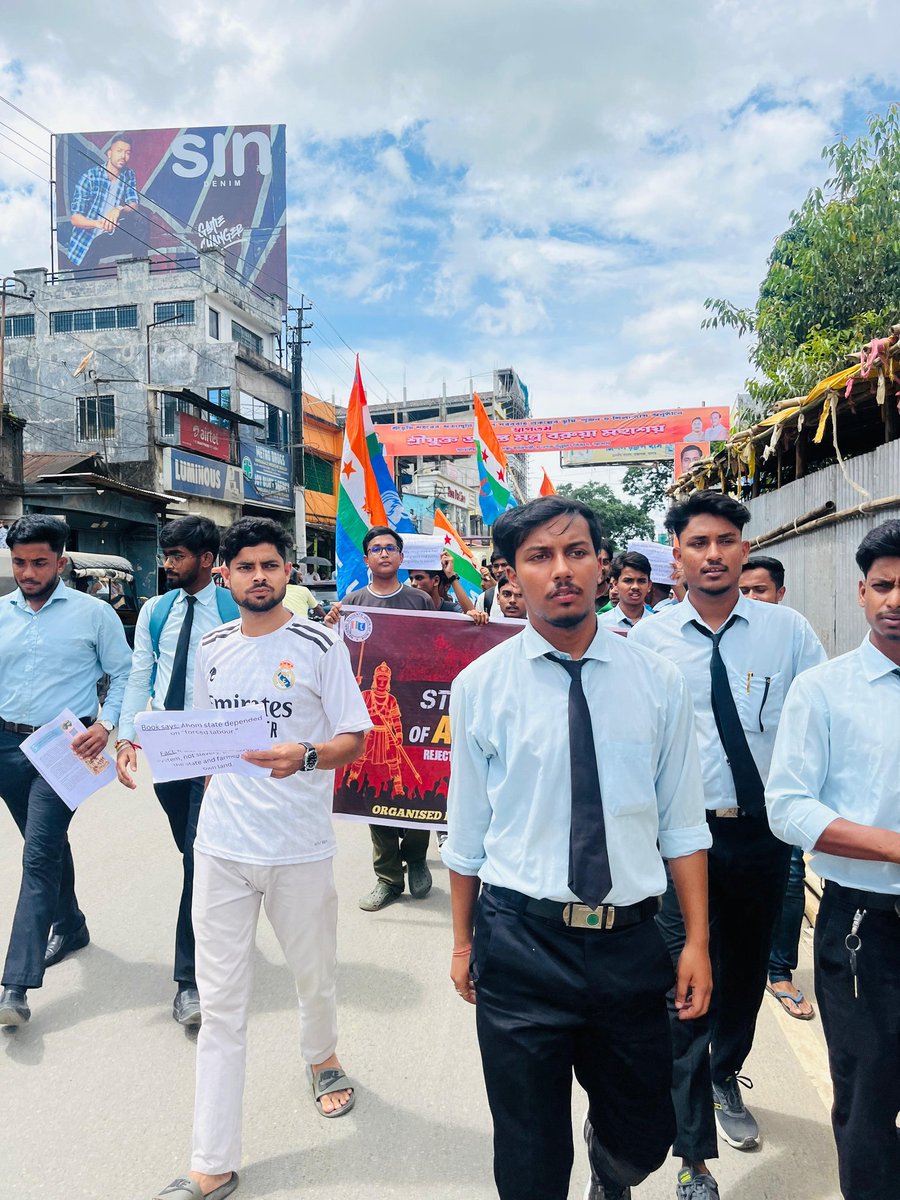 Zakaria_NSUI_'s tweet photo. Under the direction of @kaushik_nsui bahiyaa and @KabirAhamadNSUI bahiyaa, NSUI Karimganj staged a protest against the distorted NCERT content on Ahom history, demanding truth and integrity in textbooks.
#NSUI_Long_Live
#bjpgoback https://t.co/QuycaB7dx4