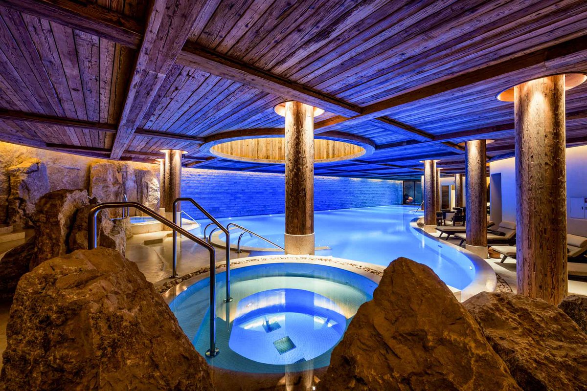 AdamNHB's tweet photo. 🧘‍♀️ Le business du bien-être, un relais de croissance pour l’hôtellerie

📊 Le tourisme bien-être (spa, yoga, retraites…) pèsera 2 100 Mds $ d’ici 2030

➡️ Croissance annuelle moyenne : +7,5 %
➡️ Déjà 18 % du tourisme mondial

👉 Pour l’hôtellerie :
Spa 💆‍♀️ = panier moyen ↑
Retraites 🌿 = remplissage hors saison
Yoga & fitness 💪 = fidélisation

Le client ne paie plus seulement une chambre… il investit dans son bien-être