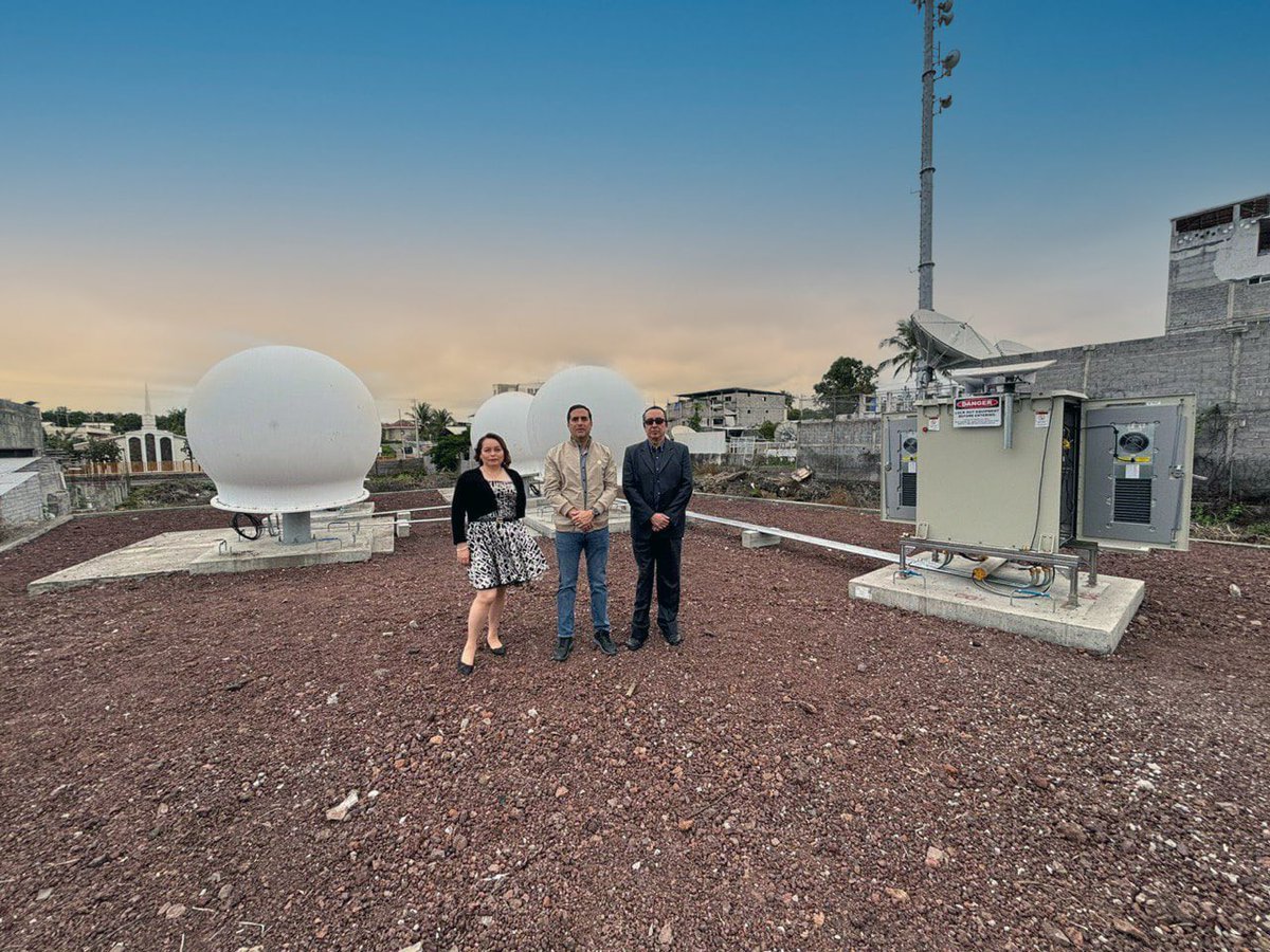 CNTinforma's tweet photo. ¡Un día histórico para Galápagos!🇪🇨
El 19 de agosto, @CNT_EC presentó su Community Gateway con tecnología @Starlink, marcando una nueva era de conectividad para las islas con internet de alta velocidad tipo fibra óptica desde el espacio. Avanzamos hacia la transformación digital. https://t.co/xZjlG8nUPo