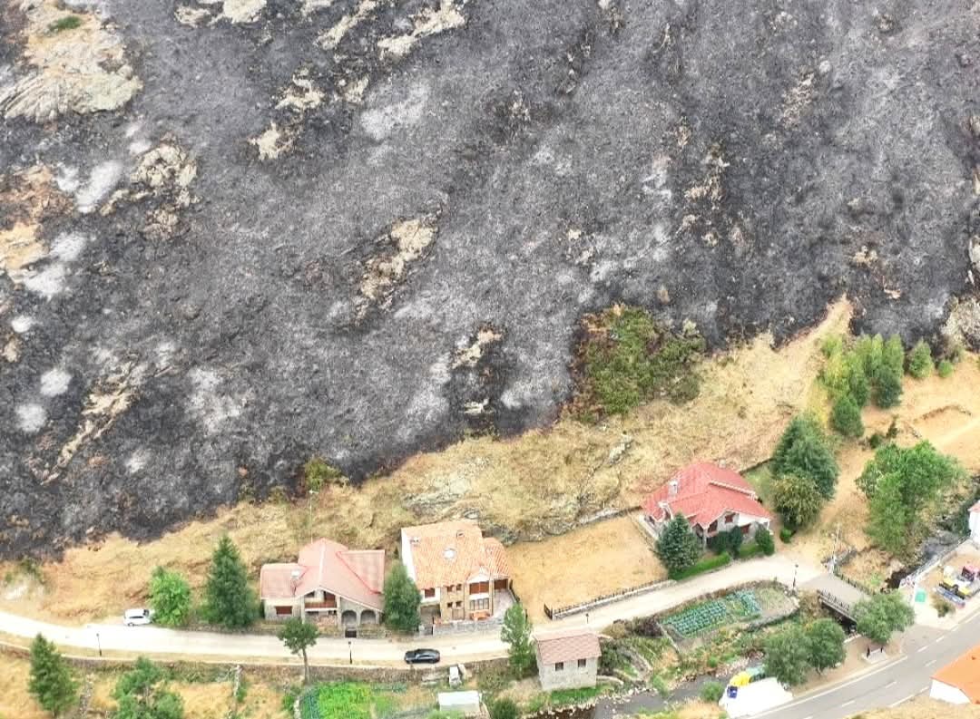 🧑🏻‍🚒 Restos del fuego detenido por bomberos forestales de Cantabria en Llánaves de la Reina (Boca de Huérgano, León). 

Sobran cuñaos y mangantes;  necesitamos impuestos, servicios públicos y redistribución de la riqueza.