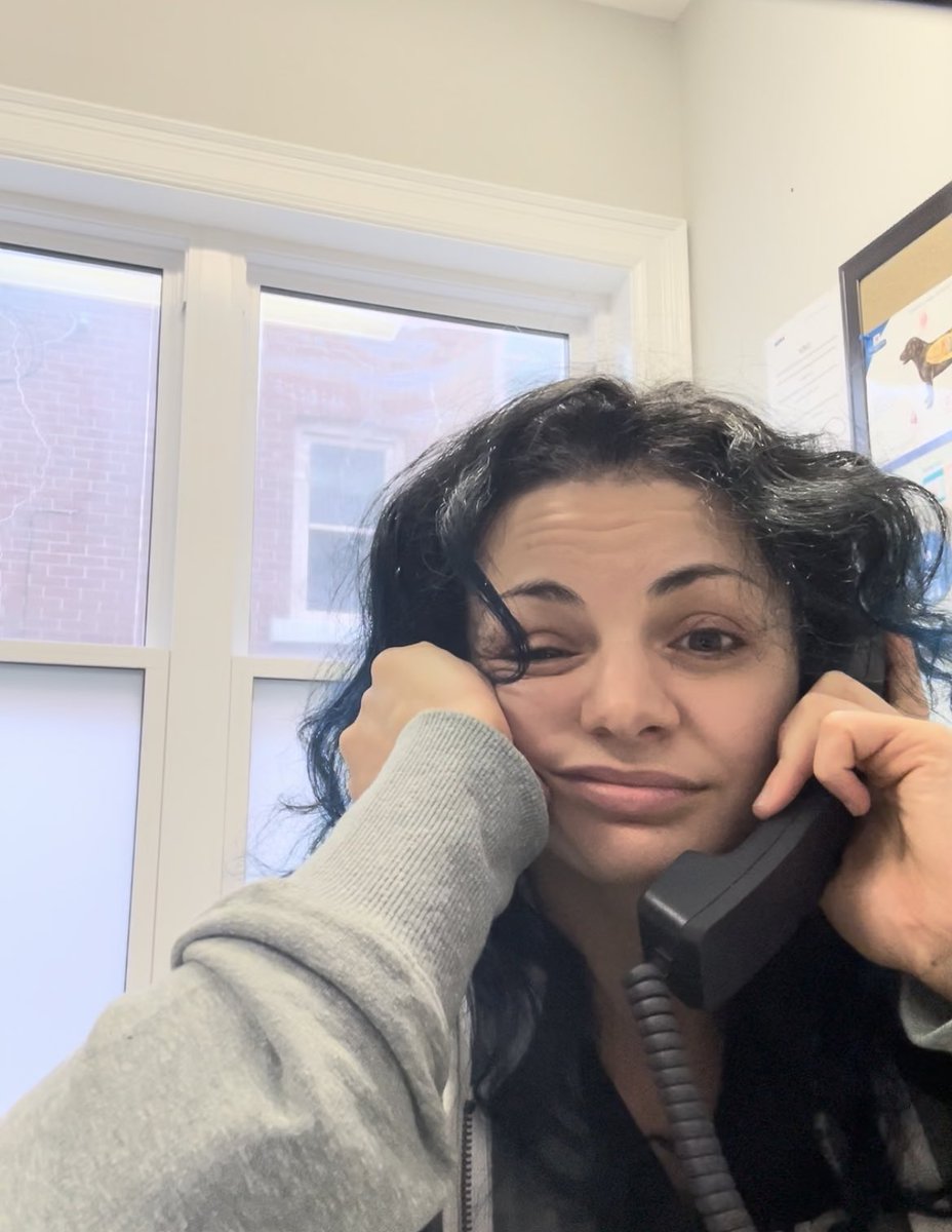 Please enjoy the faces of my day to day life where I listen to people tell me about how they're feeding their dog exclusively chicken McNuggets after I specifically said not to 😀