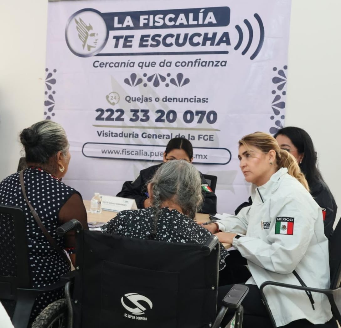 FiscaliaPuebla's tweet photo. "Debemos salir de la oficinas, del edificio, acudiremos a donde está nuestra gente y atenderemos directamente sus necesidades, como parte de una cercanía que da confianza", destacó la Fiscal General del Estado, Idamis Pastor Betancourt, al arrancar este día el programa "La Fiscalía te Escucha" en el Centro Libre Casa Carmen Serdán del municipio de Huauchinango.

#CercaníaQueDaConfianza.