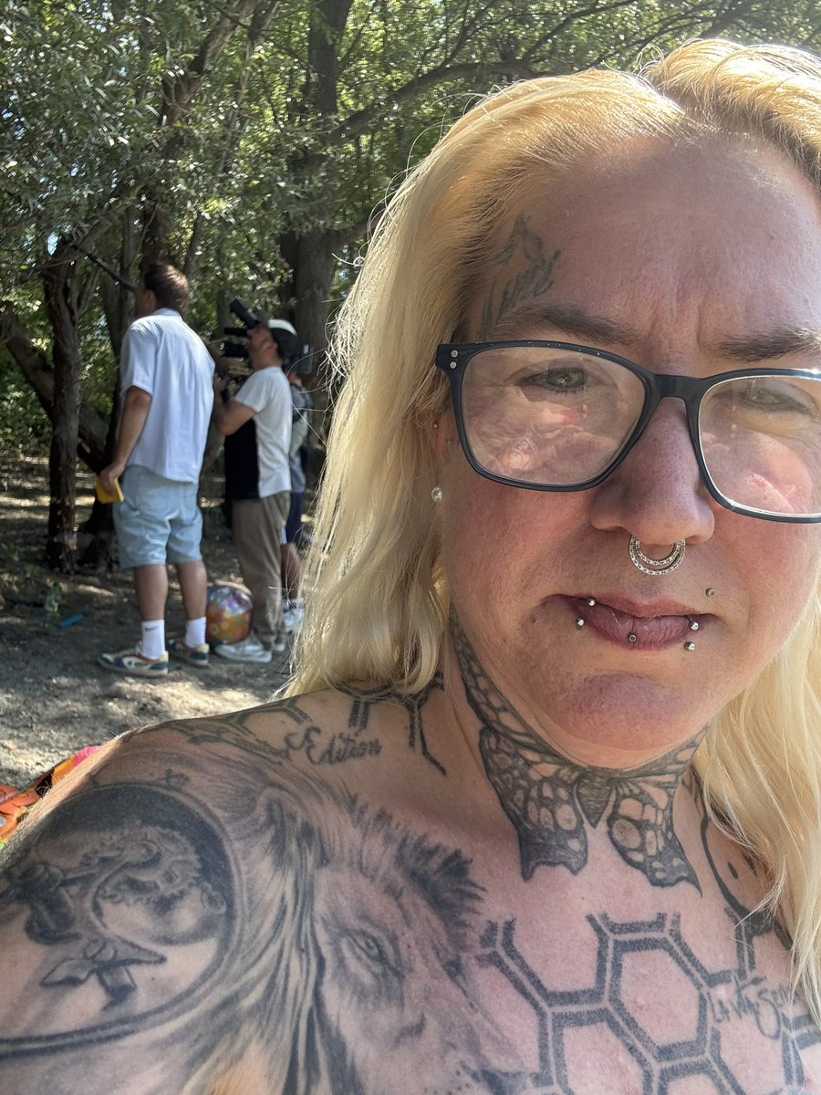 HinterdenKulissen fängt die Story oft erst richtig an 🎬🖤Zwischen Crew, Kameras und Tattoos – so sieht’s off camera aus.#BehindTheScenes #OnSetVibes #MimiInked #TattooLifestyle #InkedAndUnique #CrewLife #TattooArt #SceneSneakPeek #NERDYDIRTYINKYKINKY #TattooVibes #CreativeEnergy