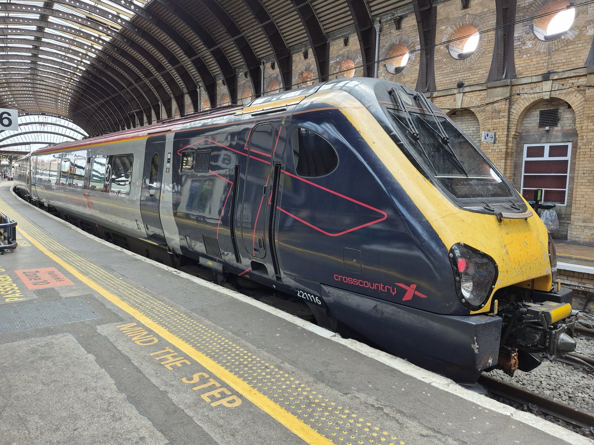 Westfield113594's tweet image. 221 116 at York Railway Station on 13th July 2025 my pic #class221 #crosscountrytrains #york #yorkrailwaystation