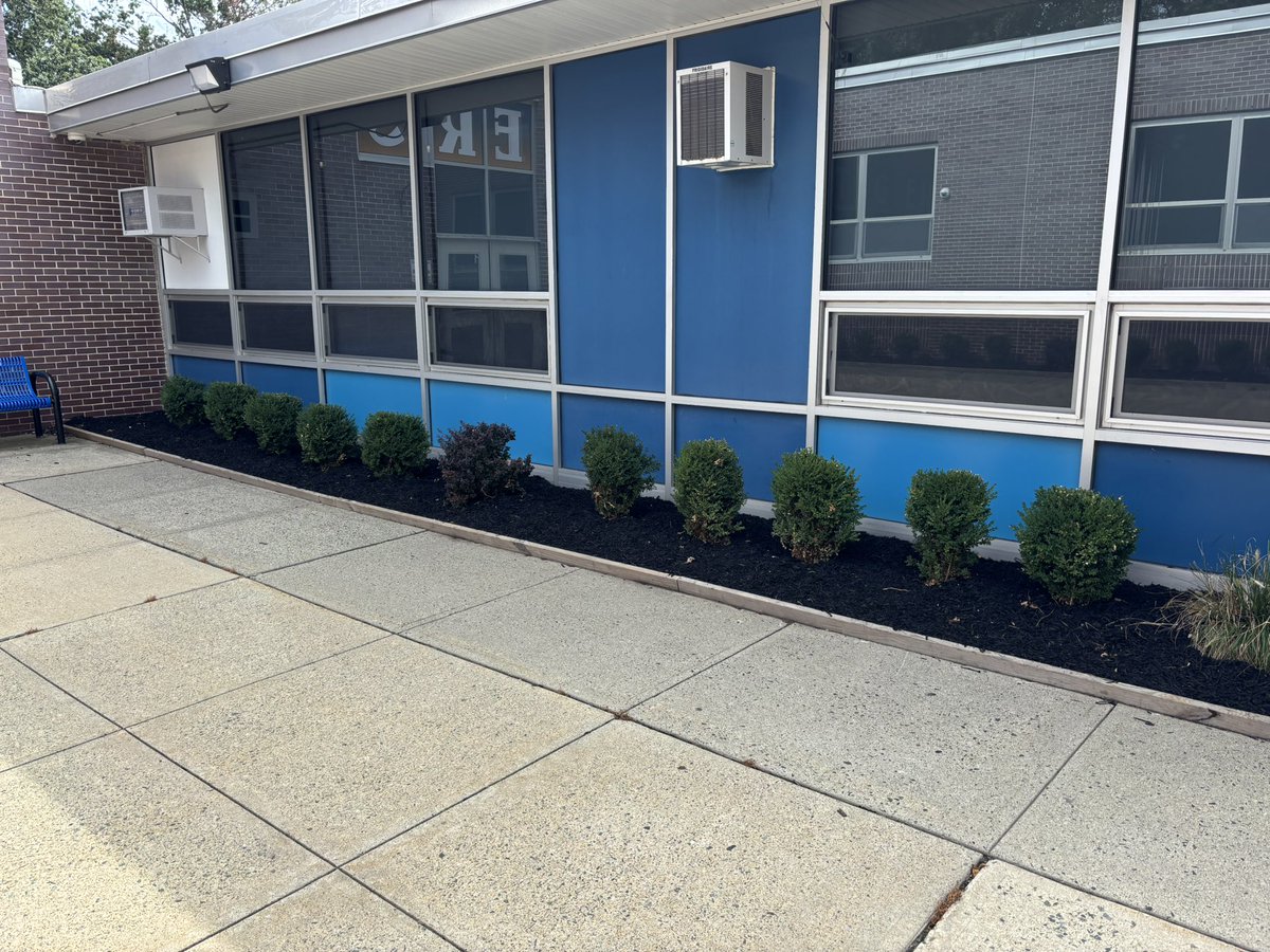 Thank you to the Edison Buildings and Grounds for refreshing the front of the school and getting us ready to Blast Off into the 2025-2026 school year.  <a href="/edisonb_g/">@EdisonB&G</a> <a href="/CDHuss/">Chris Huss</a> @scottmurphy31 <a href="/EAldarelli/">Edward Aldarelli</a> #LNDLeaders #WeAreOneEdison