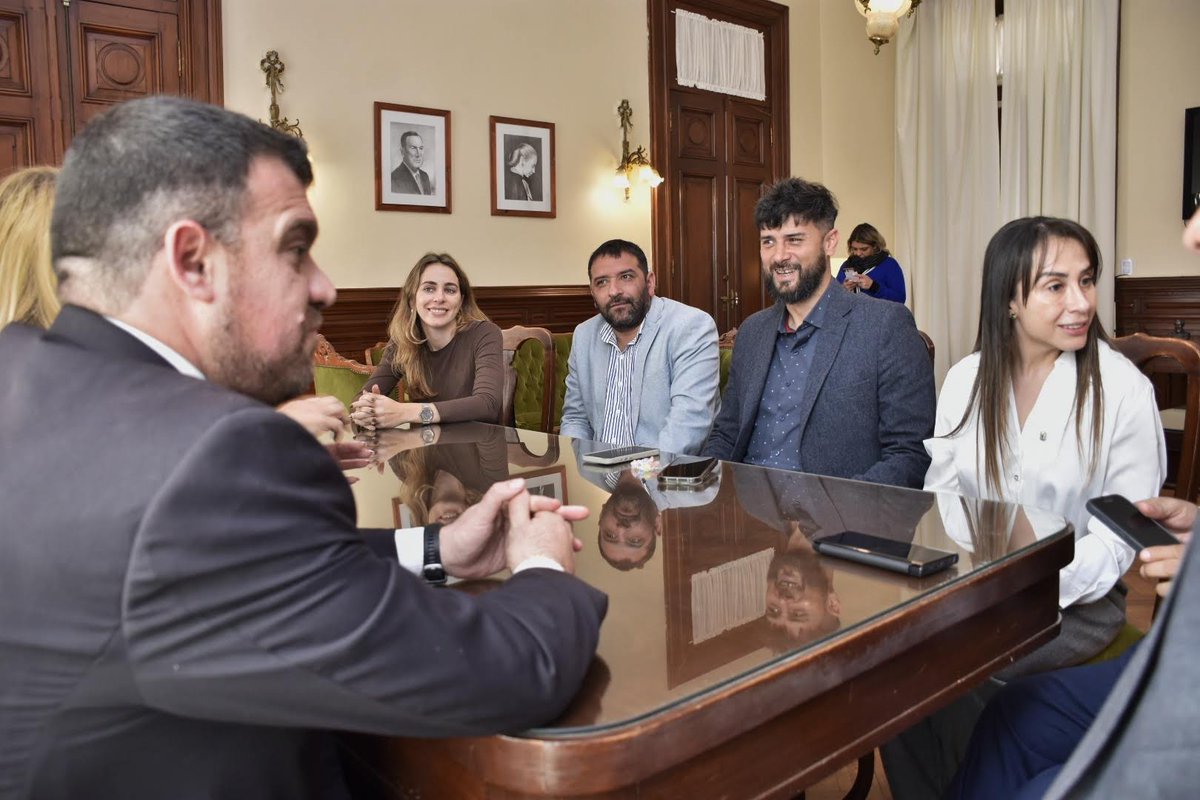 amado_regino's tweet photo. Esta mañana, junto con el ministro del Interior, @DarioMonterosOK, recibimos en mi despacho del Ministerio de Gobierno y Justicia al intendente de la ciudad de Monteros, 𝗙𝗿𝗮𝗻𝗰𝗶𝘀𝗰𝗼 @PanchitoSerra, https://t.co/lMuELU6gtd