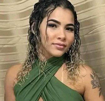 roberta_bastoss's tweet photo. “O que uma menina dessa fazia num lugar desses?” 

A frase que muitos repetem para justificar a barbárie é, na verdade, o retrato cru do machismo estrutural. 

É sempre sobre controlar o corpo e o direito das mulheres, nunca sobre responsabilizar o agressor.

Sther Barroso, jovem brutalmente espancada, estuprada e assassinada por um traficante no Rio de Janeiro, não morreu por estar em um baile funk. 

Morreu porque um homem se achou no direito de violentar e matar depois que ela se recusou a ter relações sexuais. 

A culpa é dele, e só dele.

Mas a sociedade machista correu para inverter a lógica, apontando o dedo para a vítima: “o que ela estava fazendo lá?”, “como uma moça decente vai a um baile funk?”. 

Como se o lugar onde uma mulher decide dançar, beber ou se divertir fosse atestado de culpa ou convite à violência.

É assim que o machismo perpetua a cultura do estupro: deslocando a responsabilidade do criminoso para a vítima, transformando o agressor em coadjuvante e o corpo da mulher em alvo fácil da condenação moral.

Não importa se estava em uma igreja, em casa, em um baile funk ou em Paris. 

Nenhuma mulher tem culpa pela violência que sofre. Nenhum homem tem o direito de violentar.

Enquanto continuarmos repetindo frases como essa, estaremos naturalizando crimes e alimentando um sistema que legitima a morte de mulheres todos os dias.

#JustiçaPorSther #ChegaDeCulparAVítima #MachismoMata #CulturaDoEstupro