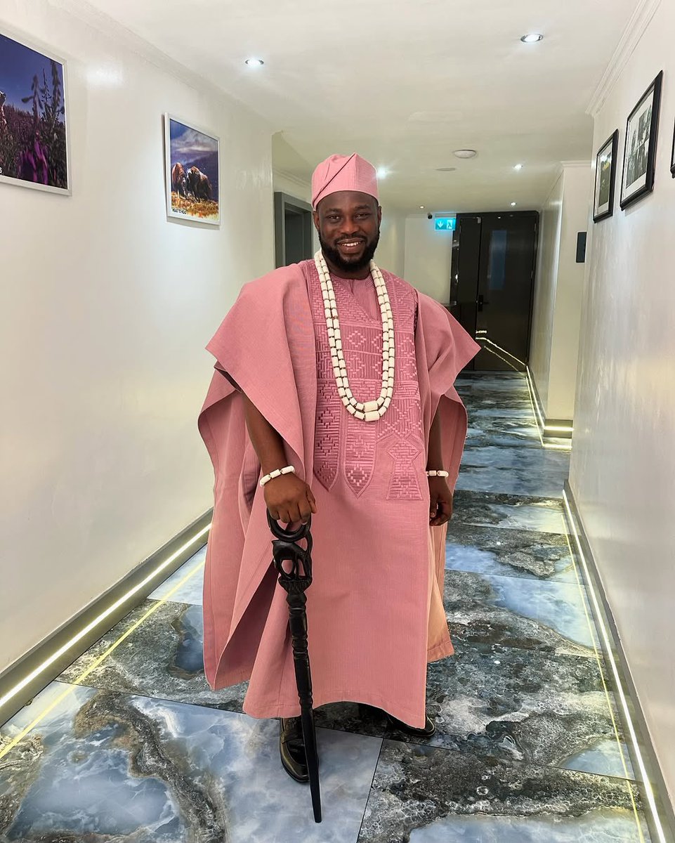 Regal🤴

The Groom in dark onion Aso Oke Agbada Tailored by Oyecouture✍️