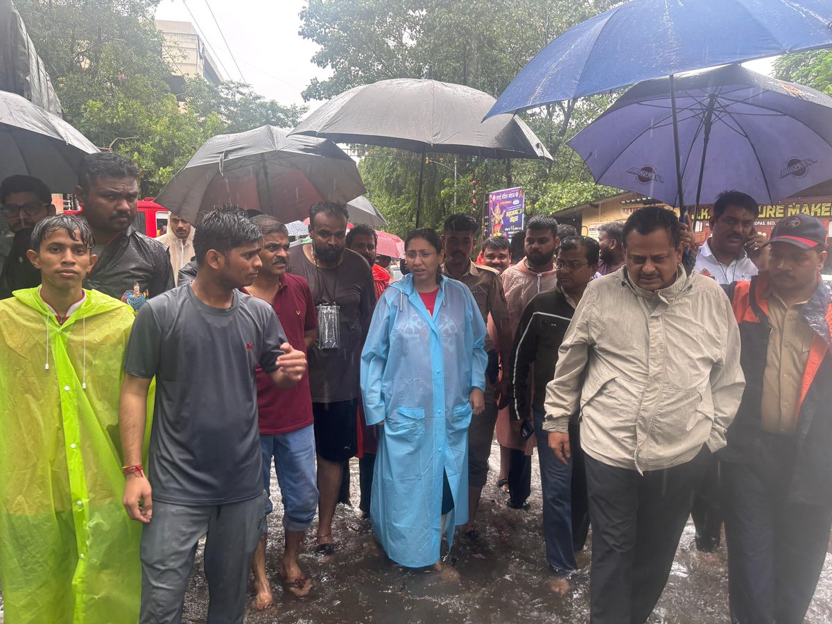 📍 वसई विधानसभा 
🗓️ दिनांक : १९ ऑगस्ट २०२५

प्रचंड पावसात जनतेच्या सेवेसाठी सज्ज – वसई पश्चिम परिसरात पाहणी दौरा..!

वसईसह संपूर्ण परिसरात सुरू असलेल्या मुसळधार पावसामुळे नागरिकांचे मोठ्या प्रमाणावर हाल होत आहेत. हवामान खात्याने पुढील २-३ दिवस मुसळधार पावसाचा इशारा दिल्याने