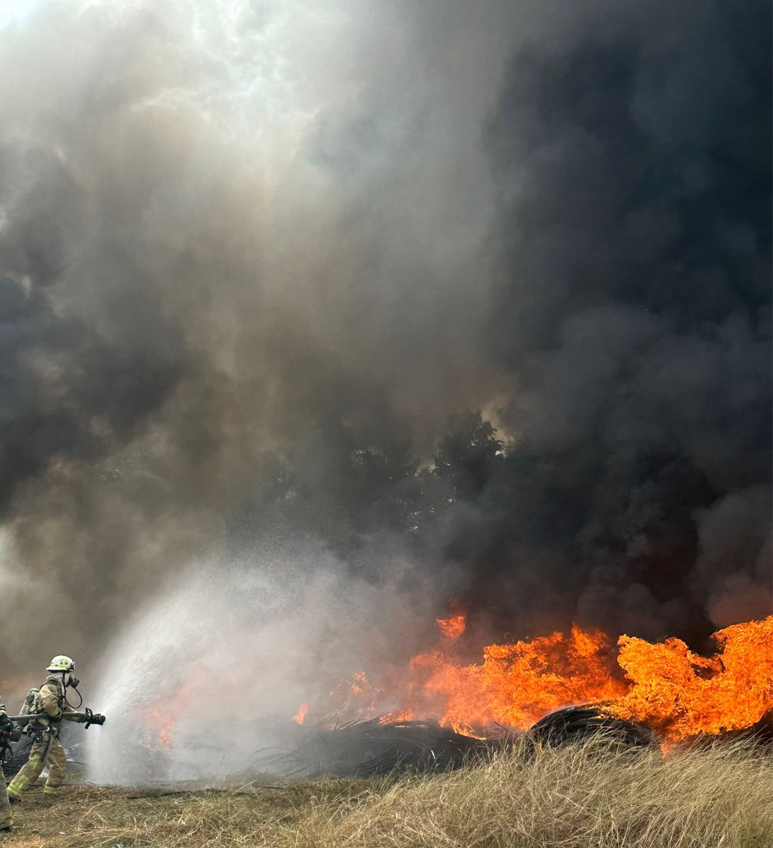 BomberosGYE's tweet photo. #BCBGInforma | Atendemos alerta por incendio en el km 14 de la vía a Daule. 

Desde el #BCBG despachamos cinco unidades de combate, tres tanqueros, un vehículo escalera, uno de rescate, un camión cisterna, una ambulancia y un vehículo para recarga de equipos de respiración autónoma (ERA). 

¡Ceda el paso a los vehículos de emergencia! 🚒🚑