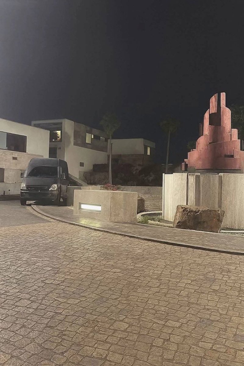 acabo de llegar al airbnb y menuda locura, el dueño está forrado jajaja