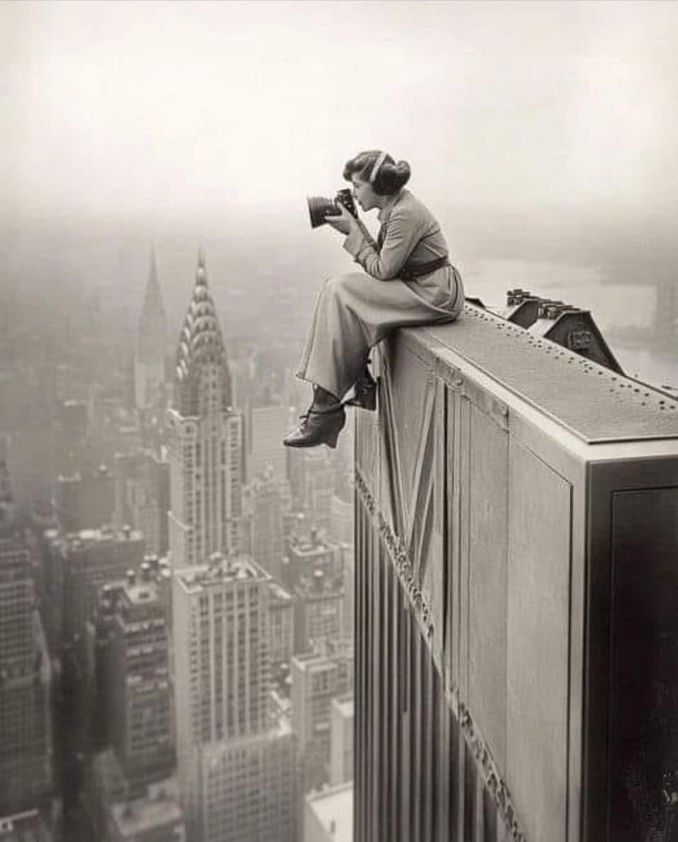 «Quien con monstruos lucha cuide de no convertirse a su vez en monstruo. Cuando miras largo tiempo a un abismo, el abismo también mira dentro de ti»
Friedrich Nietzsche
📷 Margaret Bourke-White